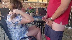 Эй, поймал жену друга, которая дрочила на террасе... и присоединился!