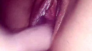 कर्वी लातीना तरसती है बड़ा लंड, चूसती और चोदती है खुद को हार्ड डिल्डो से मिशनरी में