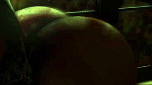 Cammy dráždí velkým ptákem a hlubokým kouřením