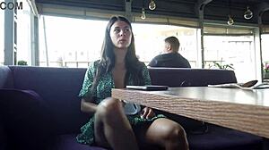 Stepsis saya kalah taruhan, sekarang memamerkan memek di tempat awam di restoran dan jalan