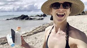 Fridfull sfw-scen av att städa en naturlig strand vid Stilla havet