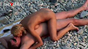 לעזאזל! בחורה בלונדינית יפה רוכבת על גבר בחוף ציבורי בסצנת וויאור