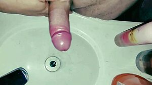 Poskusim solo masturbacijo kot zlobni volk, občutek je tako intenziven.