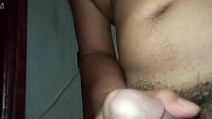 صبي مراهق يمارس الاستمناء ويسكب حليب كريمي في كريمي داخلي أنمي