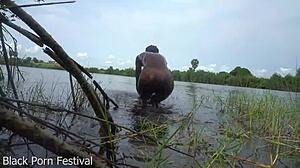 Hubená africká místní vymrdaná novinářem při koupání v řece