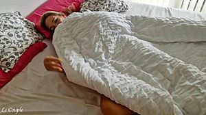 Maken lämnar lapp, vän knullar blond hustru i sovrummet.