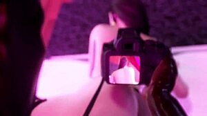 Nechala čierneho chlapa vŕtať všetky otvory, potom ukázala priateľovi divokú akciu