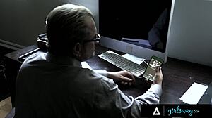 Girlsway - Dillion Harper Sinn Sage ve Azgın Üvey Anne Tarafından Baştan Çıkarılıyor