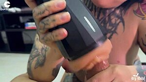 Заварената ми братовчедка хваната да мастурбира с плейшлайт играчка