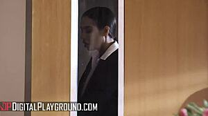 Heureusement pour son mari, l'appétit sexuel 18+ de Desiree Dulce revient après s'être clonée, chevauchant dur !