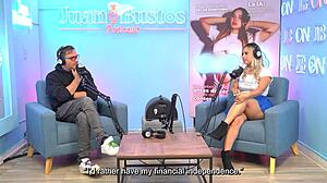 Энни Марин, сексуальная блондинка, соблазняет и трахает подругу на подкасте Хуана Бустоса