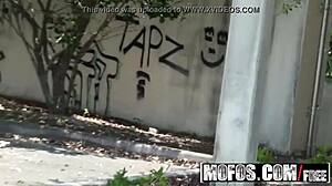 Pervs på Patrulje Fanger Ivy Winters i Parkeringsplads Knold