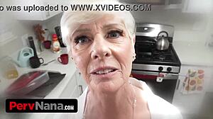 Ей, искаш ли да ме гледаш как си играя с играчки и дълбоко гълтам този дилдо с пиърсинг цици навън?