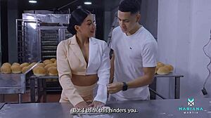 Пекарят проблесна задника ми и го остави да капе със сперма - Мариана Мартикс.