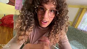 Você Acredita Que Essa Madrasta Robô IA Precisa de Amor e Ação Todo Dia?