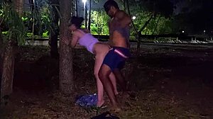 הדחף היה חזק כל כך שזיינו בפארק ציבורי עם זין ענק, בלוג'וב אנימה הוסיף חום