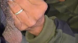 Le lamo el coño mientras me chupa después de parar en la carretera