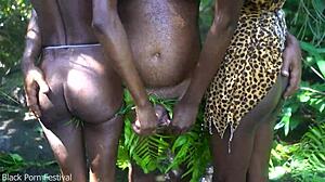 दो अफ्रीकन ट्राइब लड़कियाँ गहरे जंगल में विलेज चीफ का मजा लेती हैं