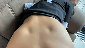 Човек, стидљива девојка прима огроман курaц у њено тесно дупе!