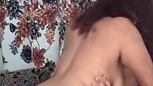 Hej, dokázal bys odolat obřímu tlustému zadku své nevlastní matky?