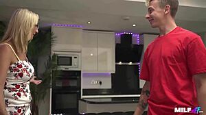 Milfaf se bucură de noapte fierbinte la Airbnb