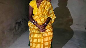 Schöne bengalische Dorfhäusfrau wird wild auf Party mit Titten-Spiel