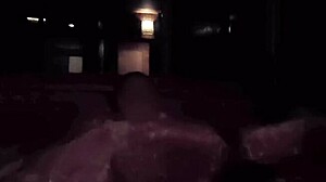 混浴が屋外温泉で蒸し暑くなる。細身のアジアン18+ティーンが官能的な日本風に浸る。