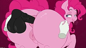 Pinkipie 大屁股在Hentai动作中展示巨大翘臀，给狂热粉丝