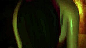 Όμορφη Μελαχρινή Ρουφά Μεγάλο Πουλί σε Άγρια Δράση Παιχνιδιού