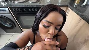 אחות חורגת אבוני עם תחת גדול לוקחת קרימפיי במטבח