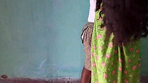 Indická vesnická služka dostává píču šukanou a prsa mačkaná