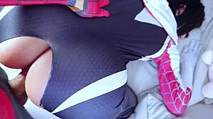 Spider-Man došao da ostavi svoju mrežu na mom Spider-Girl kostimu. Nisam mogla da odolim njegovom šarmu u krevetu!