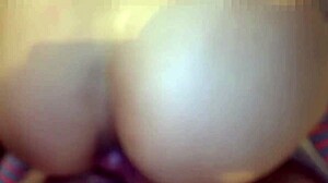 Uncenzurovaná japonská žena s velkými mléčnými prsy jezdí v sexy cosplay creampie