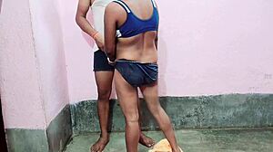 Cuñada desnuda follada duro en la cocina. Chicas desi indias disfrutan sexo salvaje estilo pueblo. Hermanastra caliente follada como novia!