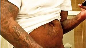 Mladá 18+ Starbrazy silne cumuje pri sledovaní hentai