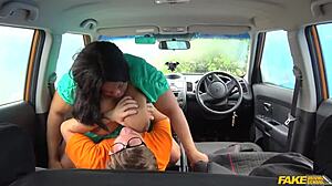 เอโบนีบีบีดับเบิลยูถอดกางเกงใหญ่เพื่อเซ็กซ์ผิวข้ามในรถ!