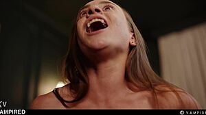 日本美女Emiri和Maria Nagai的吸血鬼女同性恋三人行