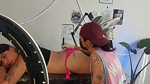 Сесия татуировка с пръсти от умел артист