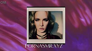 Sexy blondine slikker og trigger orgasme