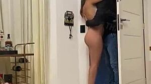 Mari cocu regarde sa femme se faire creampie par l'amant dans une action de groupe torride