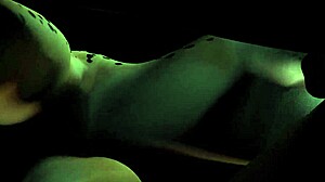 Hele, Cheetara cucá ptáka v POV pro parodii Thundercats s hlubokým sáním a velkými prsama