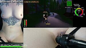 Nahá hráčka hier sténá s vibrátorom vo vlhkej hentai hre