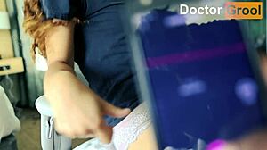 Brunetka piękność błaga podczas wspomaganej masturbacji z pilotem wibratora na zewnątrz