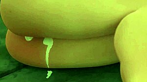 ベルマがスクービードゥーのゴーストコックから3Dギャングバンを受け取る。