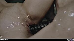 Возбуждённая учёная одержима и ныряет в экстремальный лесби секс, покрытая слизью.