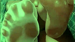 那些动漫脚暗示诱人的恋足玩法，而不说太多。