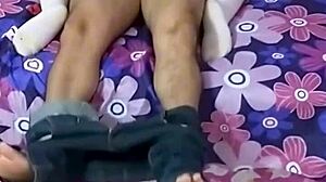 Oh Doamne, profesorul meu mă penetrează din nou, spune drăguța chavita mexicană în acest fetish creampie public