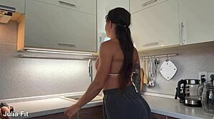 Kau Fikir Isteri Rumah Tangga Pelacur Ini Boleh Tanggung Anal Dalam, Seks Kasar, dan Blowjob Kentut di Dapur?