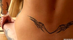 Hete buurvrouw Michel wordt gek geil in sauna, spreidt benen voor POV blowjob neuk