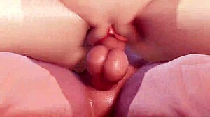 Големите й цици и обръсната пичка блестят в абракдабра ню секс танц